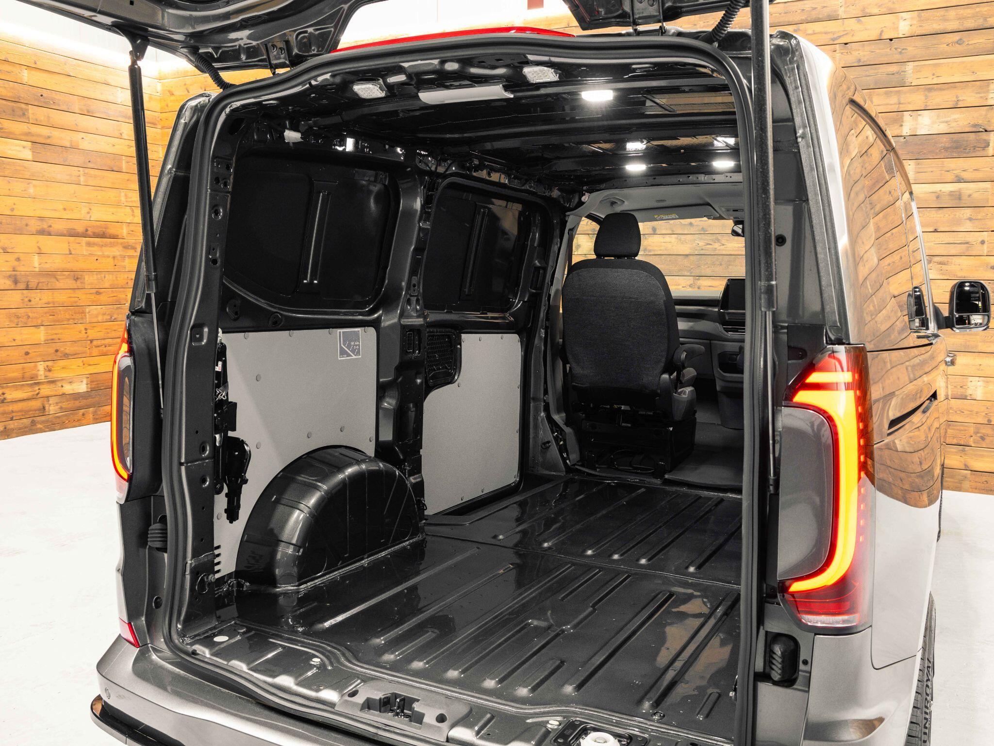 Volkswagen Transporter - Image 25