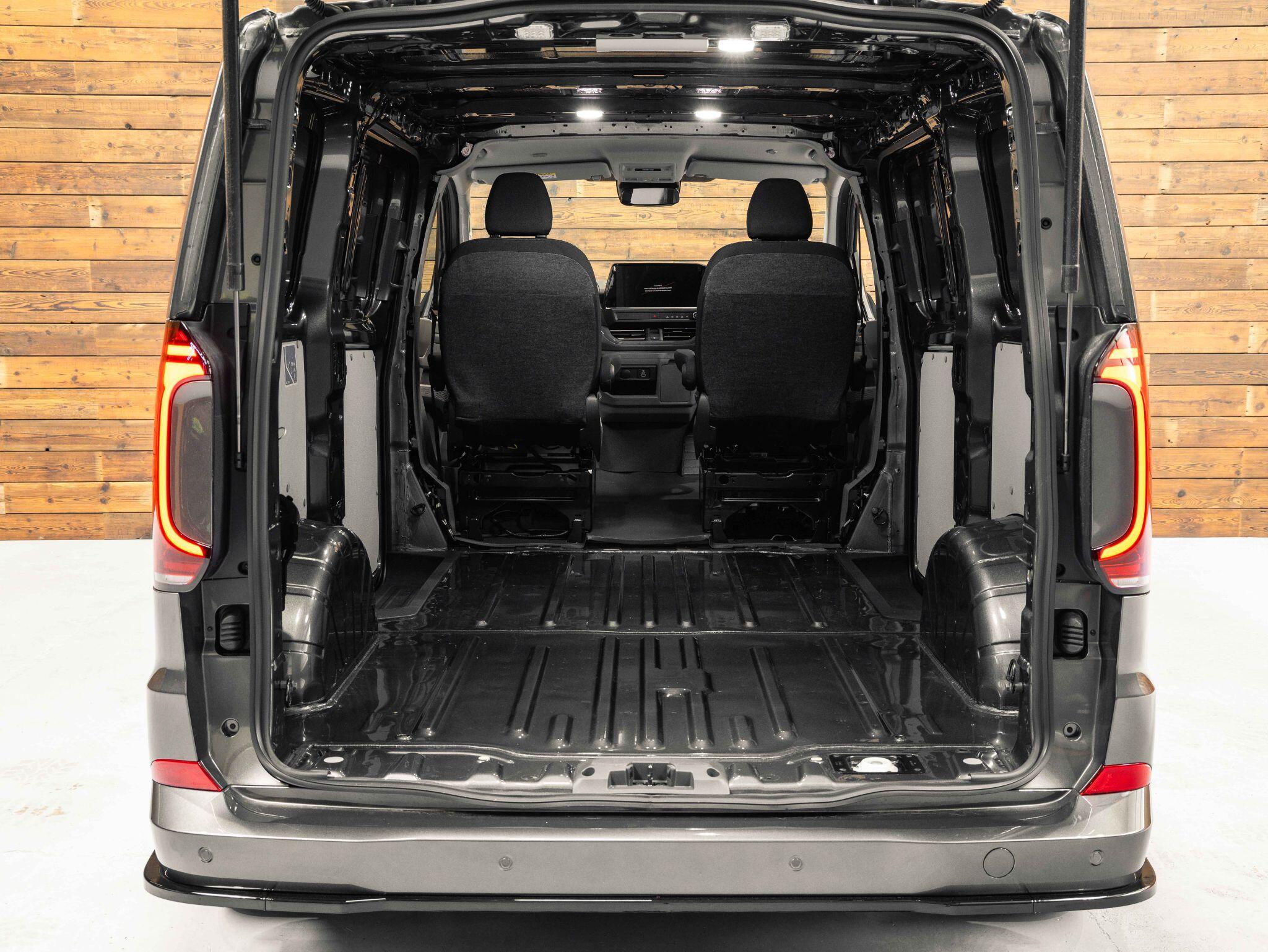 Volkswagen Transporter - Image 24