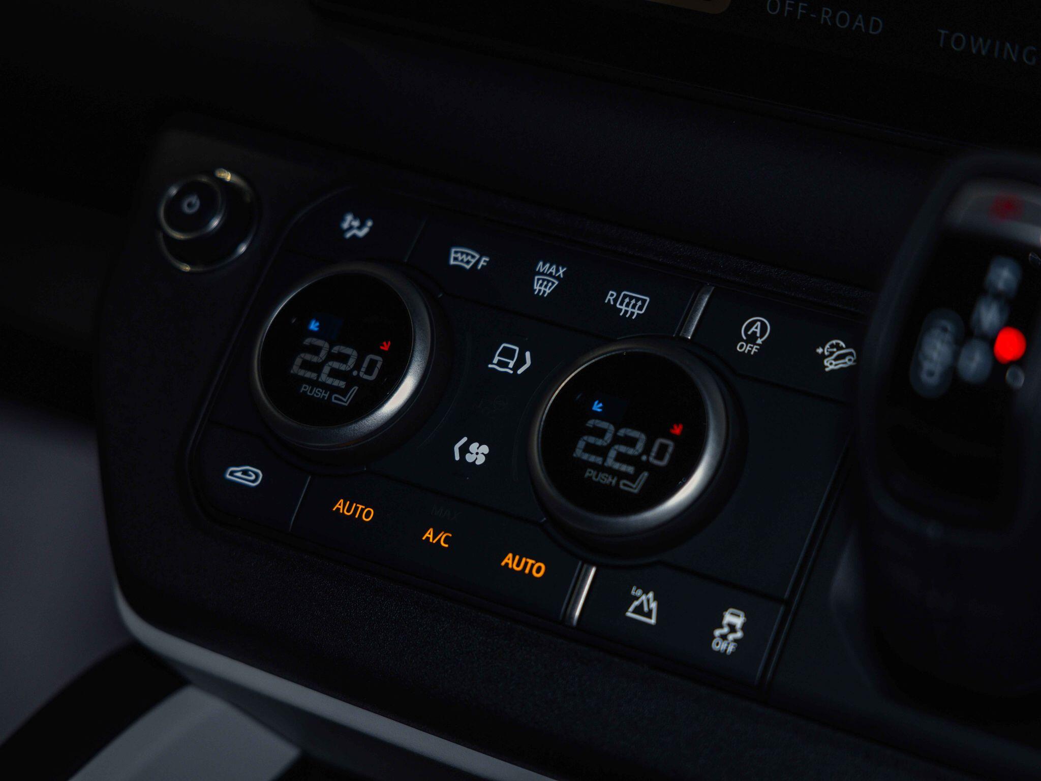 Land Rover Defender 90 - Image 11