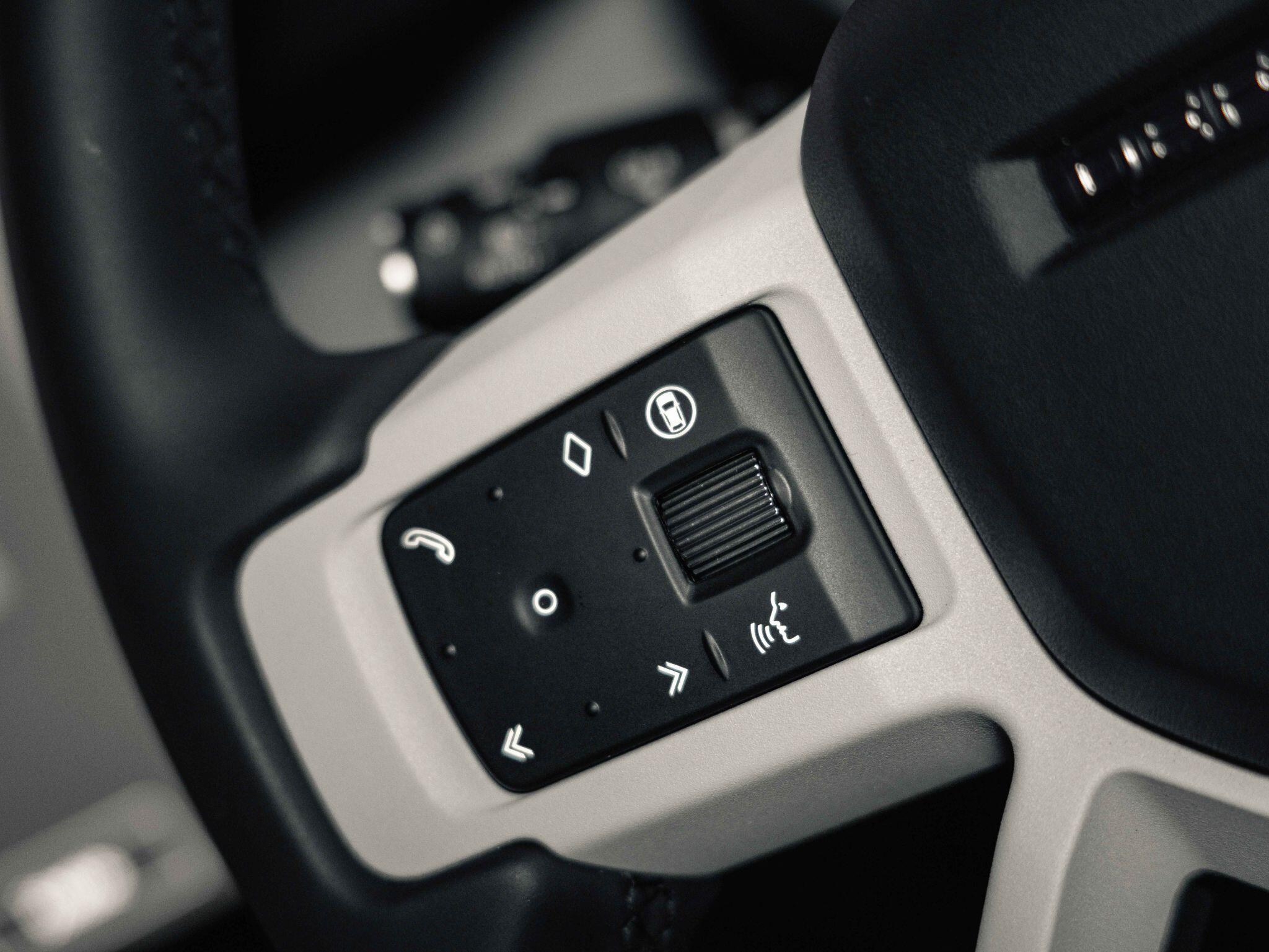 Land Rover Defender 90 - Image 10