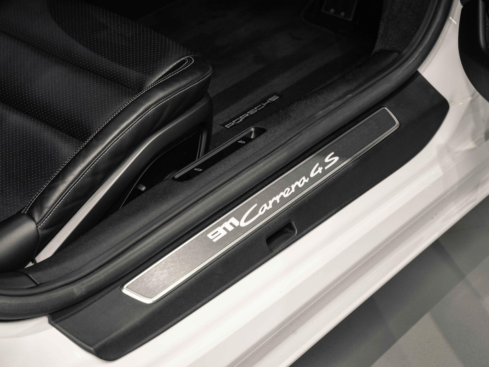 Porsche 911 - Image 32