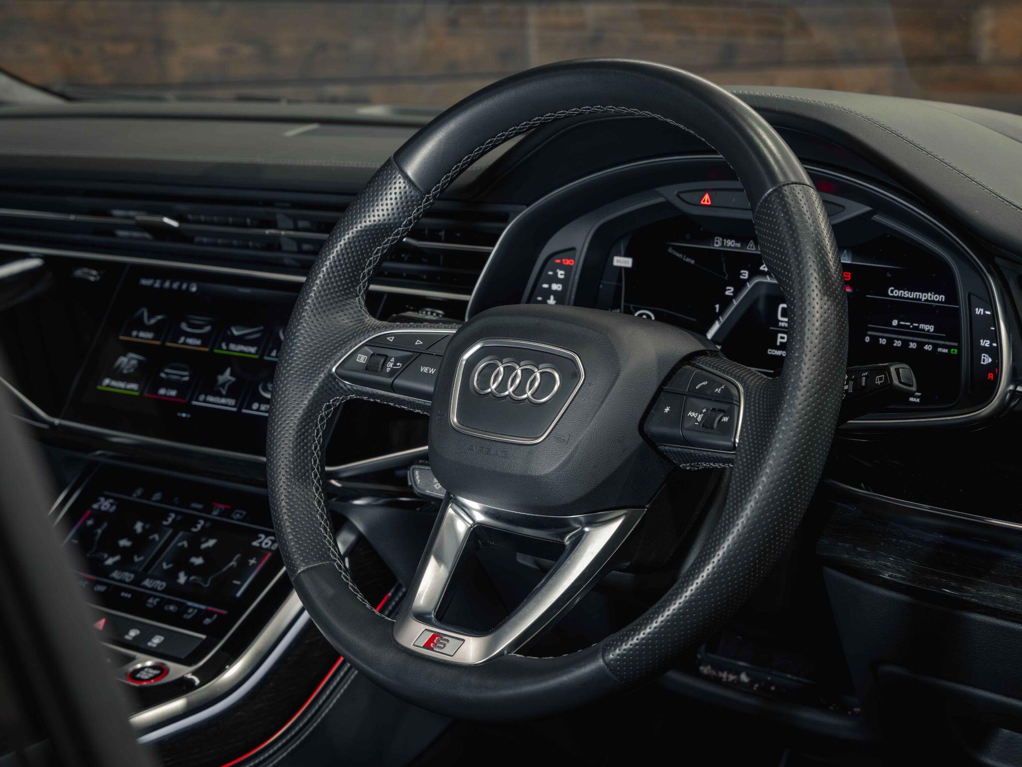 Audi SQ7 - Image 27