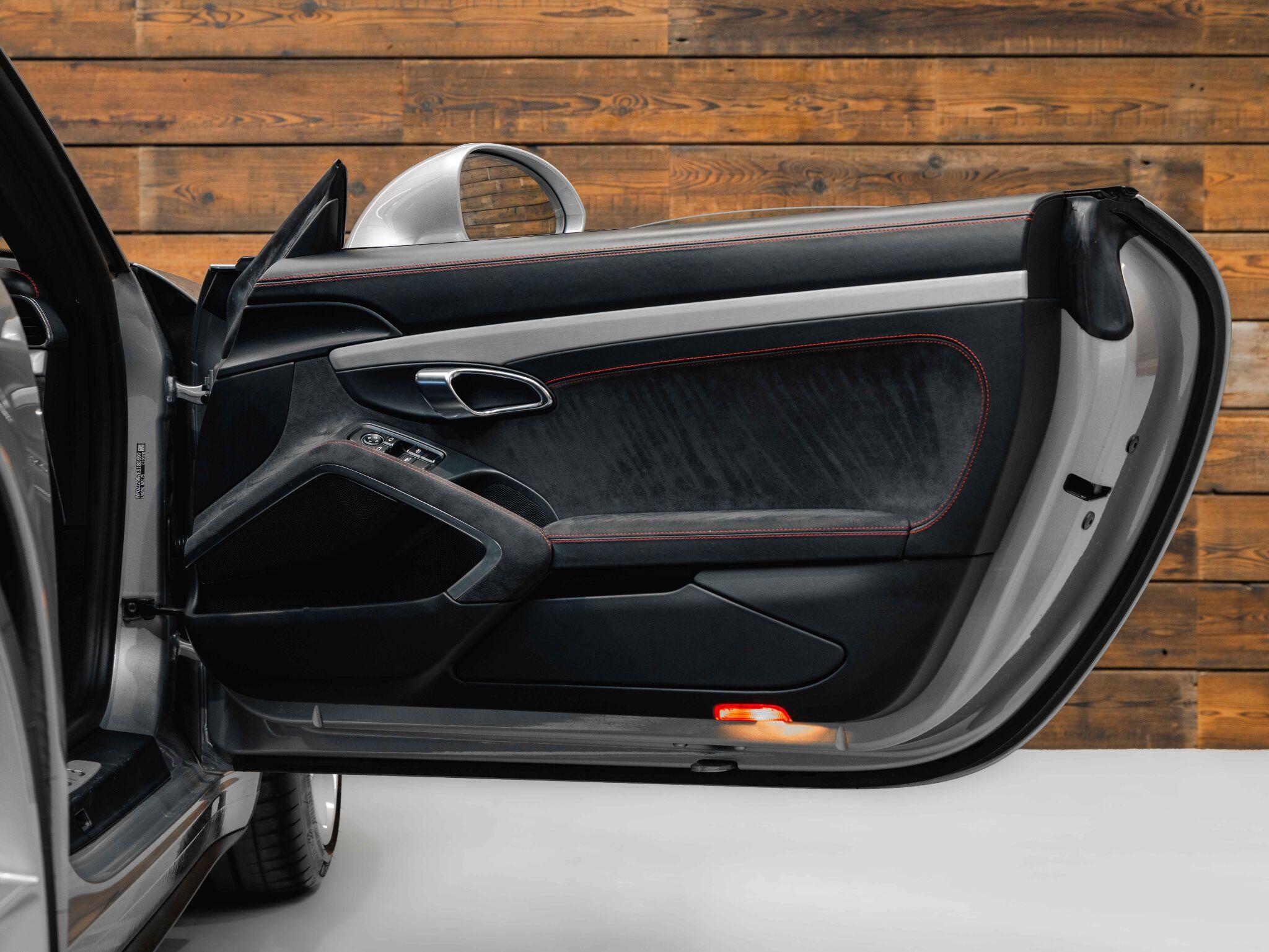 Porsche 911 - Image 17