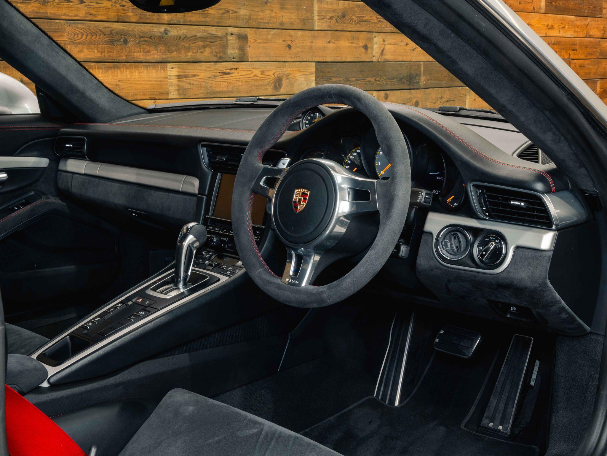 Porsche 911 - Image 9