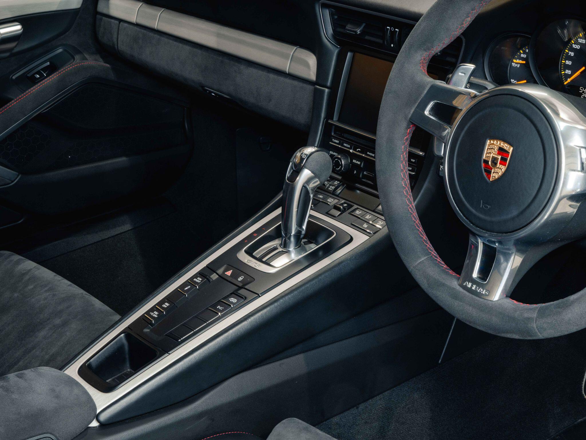 Porsche 911 - Image 32