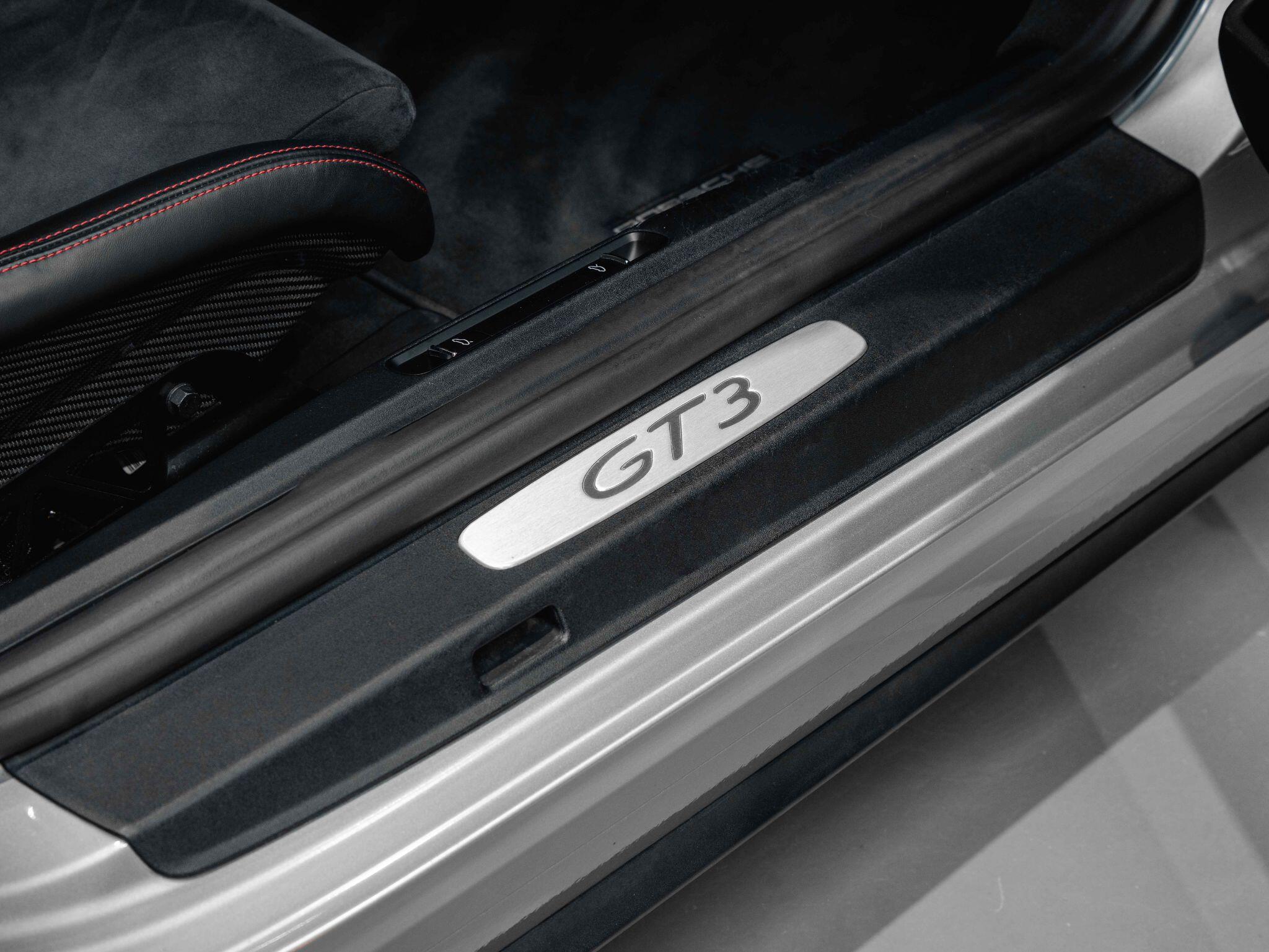 Porsche 911 - Image 33