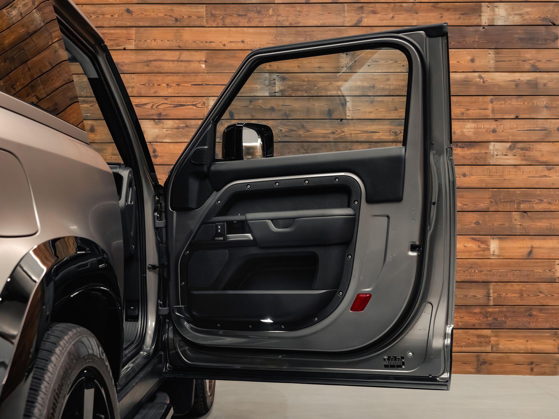 Land Rover Defender 90 - Image 16