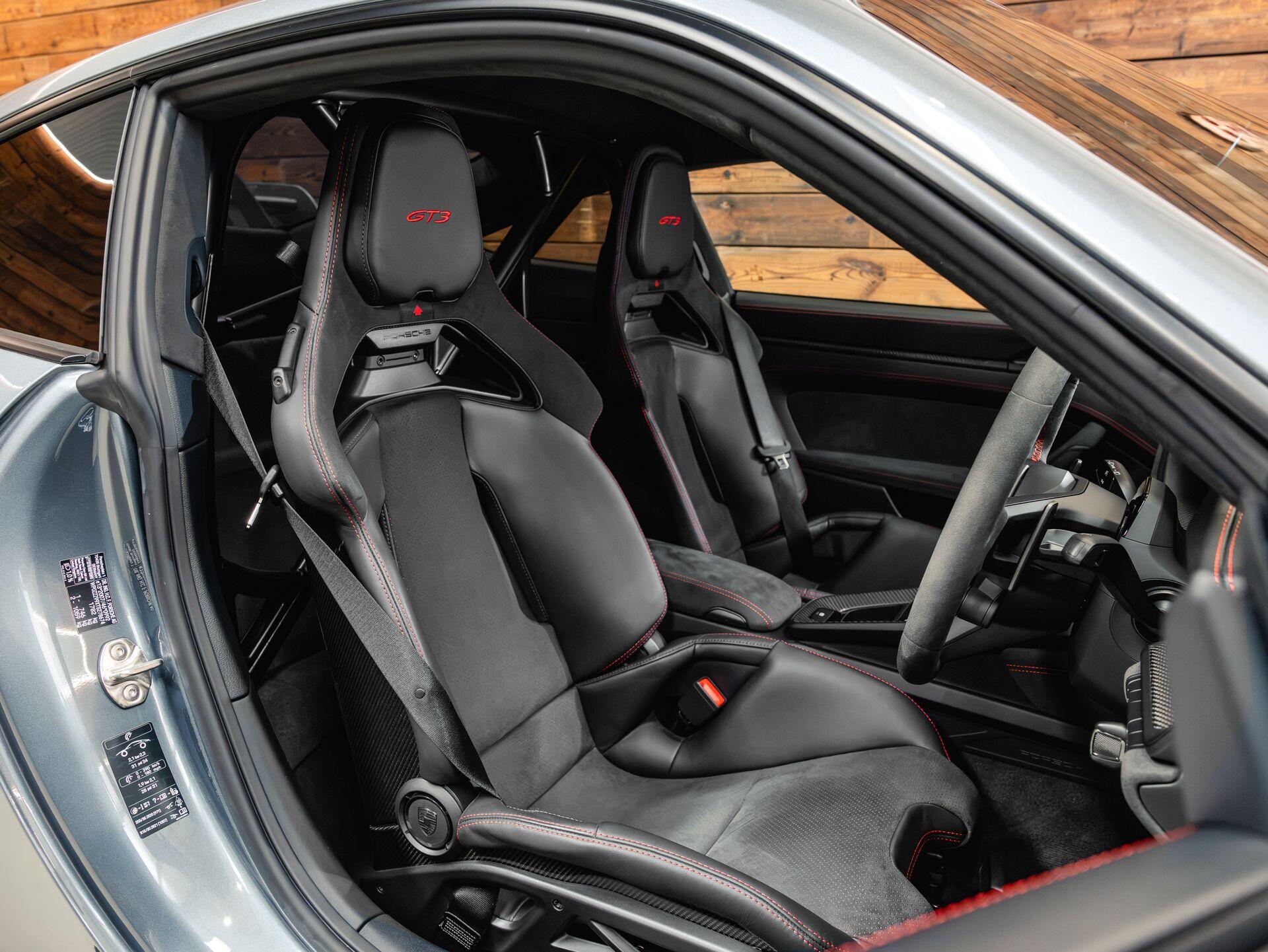 Porsche 911 - Image 25
