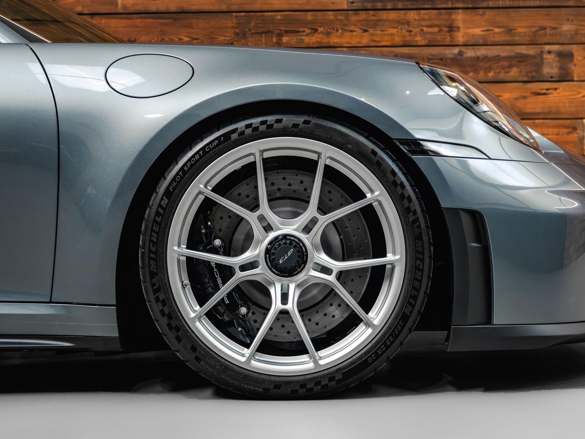 Porsche 911 - Image 19