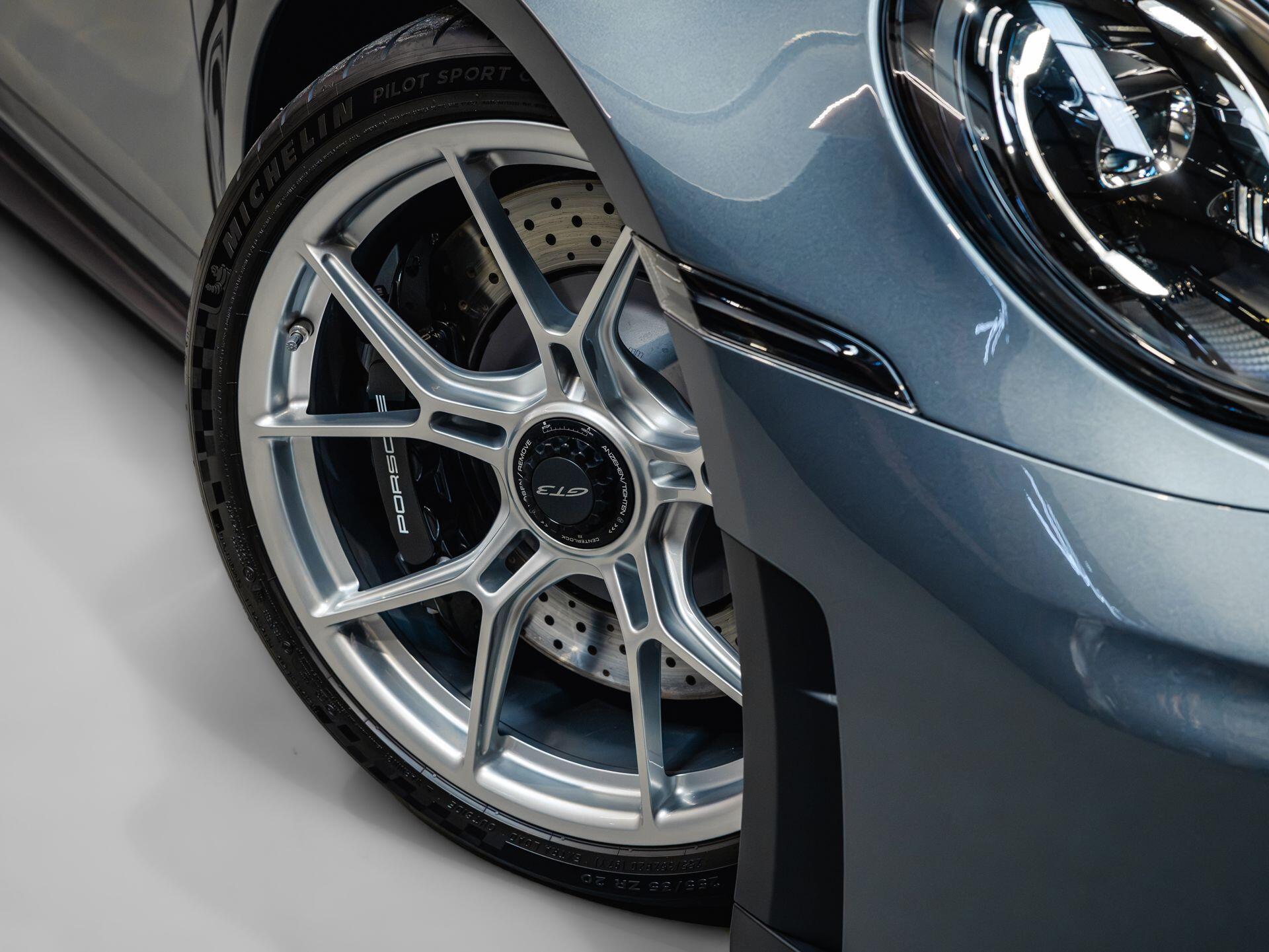 Porsche 911 - Image 18