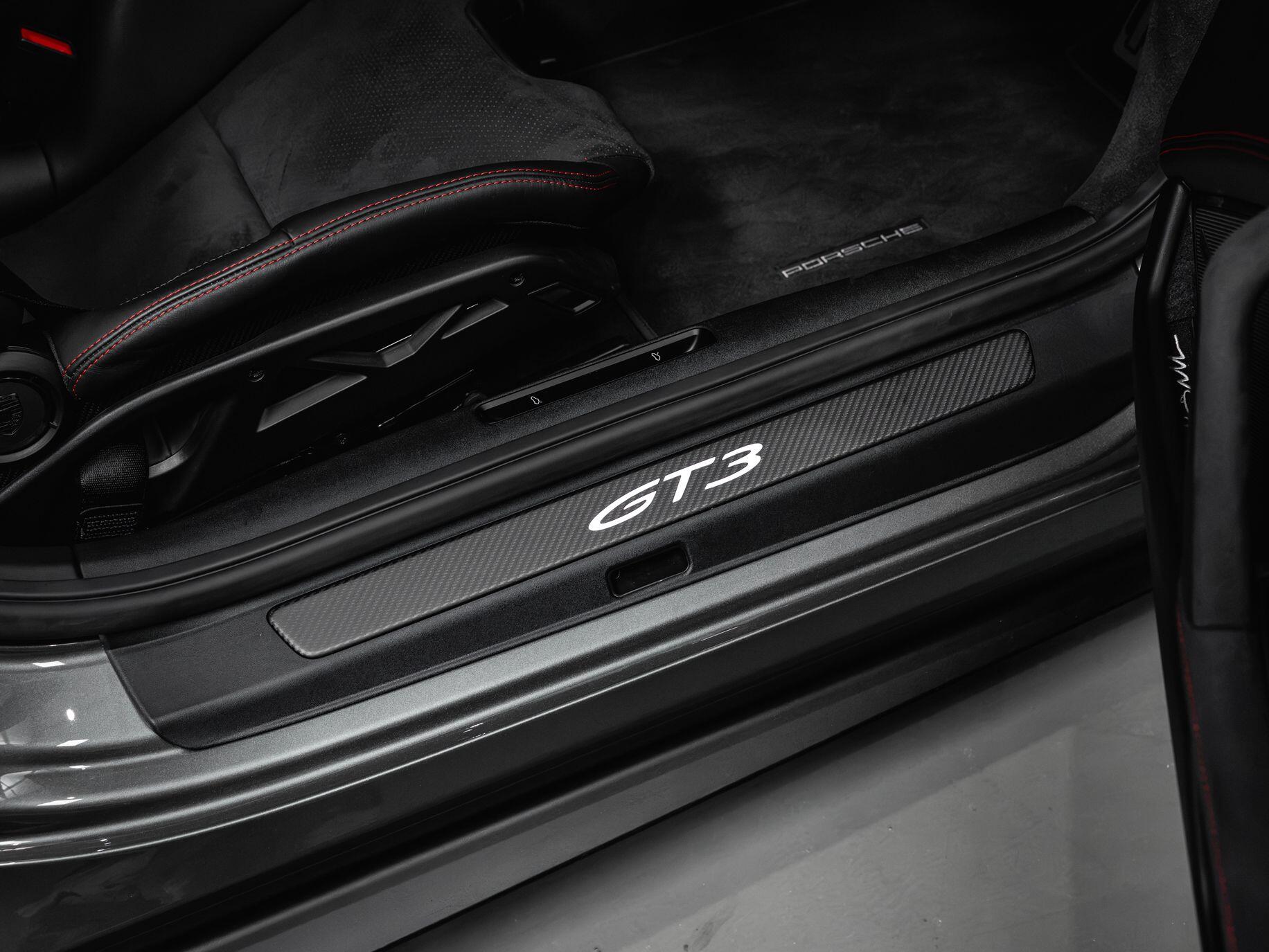 Porsche 911 - Image 32
